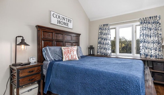 Updated 2-bed golf villa with views, fireplace & Galena Territory access