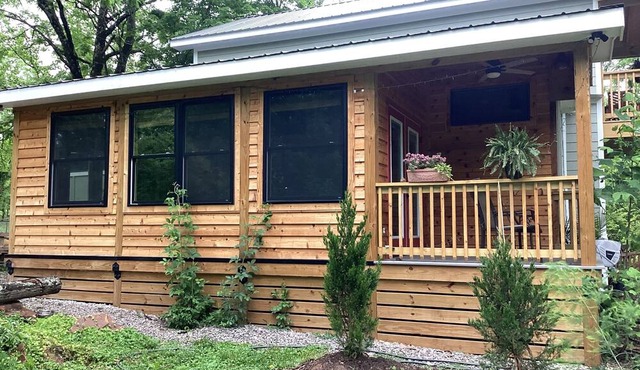 Cozy 1-bedroom cottage in enjoyable Tracy City with AC nestled in the woods,