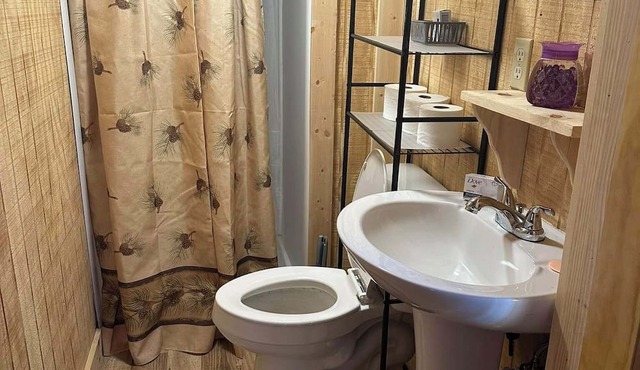 Beautiful 4-bedroom cabin with AC in serene Isaban